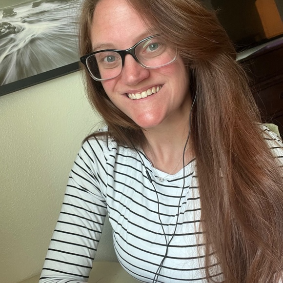 Meet your Posher, Hi I’m Elle! - Picture 4 of 4